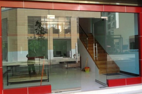 Hướng Dẫn Bạn Cách Thi Công Lắp Đặt Cửa Kính Cường Lực Đúng Cách