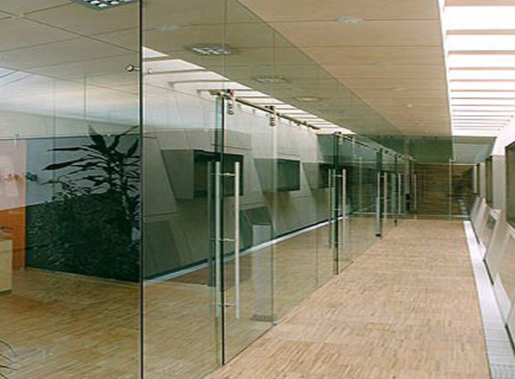 Mách bạn cách chọn vách ngăn kính cường lực đạt chuẩn 