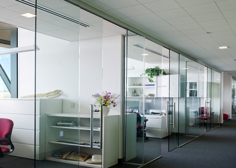 SỰ KHÁC BIỆT GIỮA VÁCH THẠCH CAO VỚI VÁCH NGĂN CỬA KÍNH CƯỜNG LỰC CHO VĂN PHÒNG