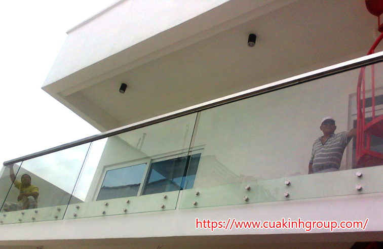 Nhận lắp đặt lan can kính cường lực đảm bảo uy tín- chất lượng tại Thanh Hóa