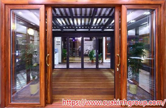 So sánh cửa kính cường lực và cửa gỗ