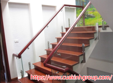 Mách bạn cách tiết kiệm chi phí khi lắp đặt cầu thang kính.