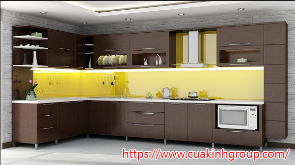 Có nên dùng kính màu ốp bếp không?  Các loại kính trang trí ốp bếp