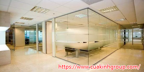sử dụng vách kính văn phòng đón tài lộc