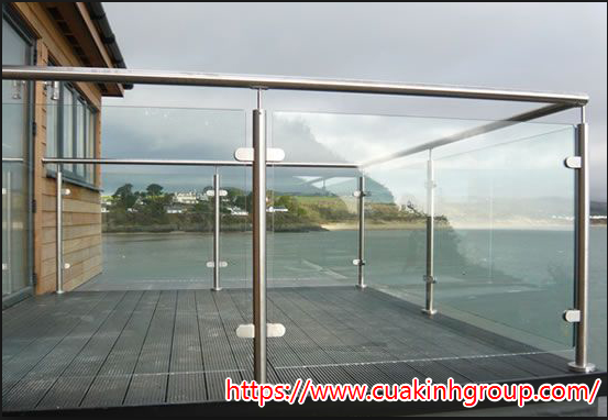 Sử dụng lan can kính cường lực, lan can kính không trụ có an toàn không?