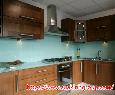 Các loại kính ốp bếp và công dụng tuyệt vời của kính cường lực ốp bếp