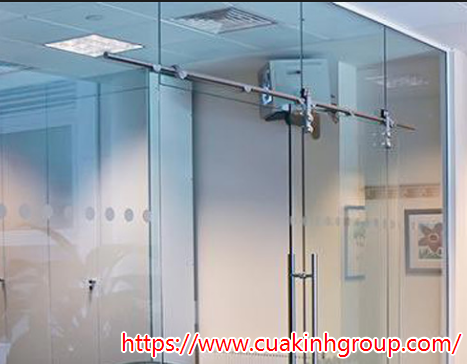 Tại sao bạn nên làm Cửa lùa kính cường lực cho phòng nhỏ hẹp