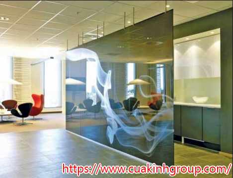 Nên lắp vách kính cường lực hay vách ngăn gỗ cho không gian ngôi nhà của bạn