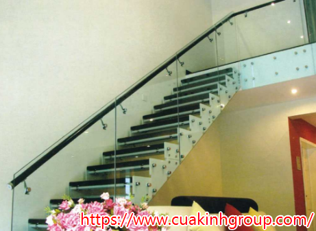 Thiết kế đẹp với lan can kính cầu thang cho ngôi nhà