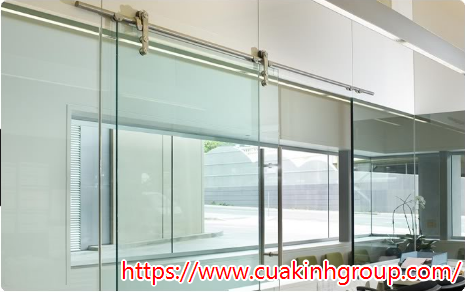 So sánh cửa kính cường lực và cửa nhôm kính