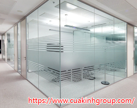 Vách kính cường lực và vách gỗ - lựa chọn nào tối ưu cho không gian nhà bạn