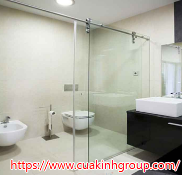 Lý do vì sao khách sạn thường lắp đặt vách tắm kính cường lực