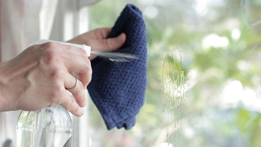 Hưỡng dẫn cách vệ sinh vách ngăn phòng tắm kính 