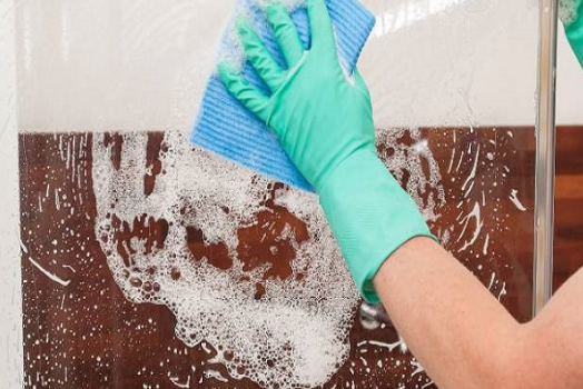 Mách bạn một số mẹo tẩy vết ố trên vách tắm kính