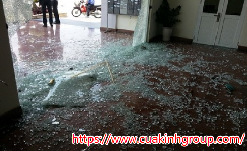 Vách kính cường lực tự phát nổ, nguyên nhân do đâu?