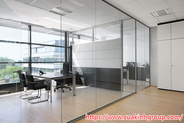 Sử dụng kính cường lực trong nhà ở nên cẩn thận.