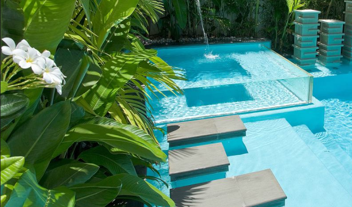 Độc đáo kính cường lực làm bề bơi