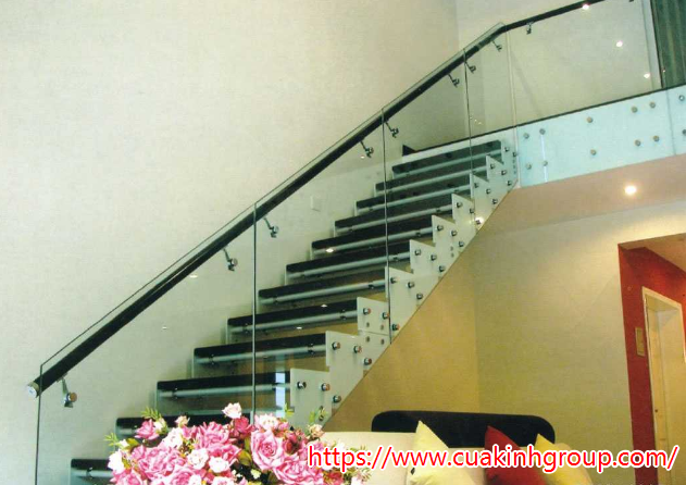 Hưỡng dẫn chọn cầu thang kính cường lực phù hợp