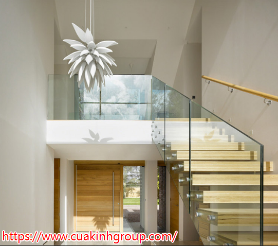 Chi phí xây dựng cầu thang kính cường lực