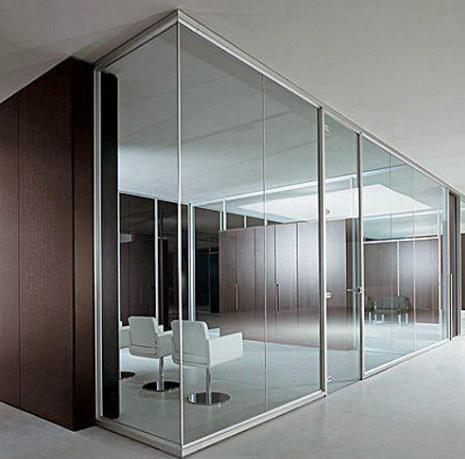 Những lợi ích tuyệt vời của kính cường lực trong thiết kế văn phòng