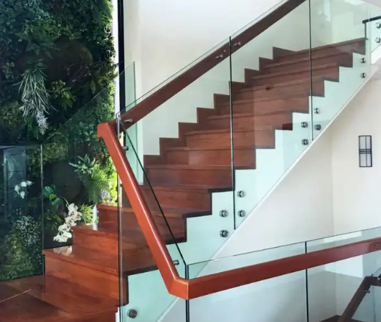 Lan can cầu thang kính tay vịn gỗ -Sự lựa chọn hoàn hảo cho ngôi nhà
