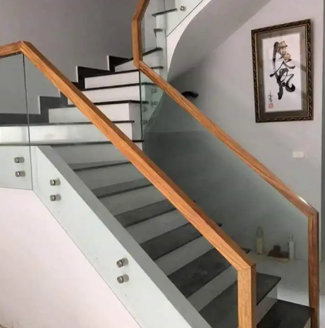 Báo giá thi công cầu thang kính cường lực tay vịn  gỗ