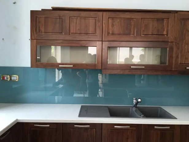 10 lý do bạn nên chọn kính cường lực ốp bếp thay vì gạch ốp bếp