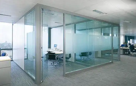 Vách kính cường lực tiện lợi tiết kiệm không gian cho văn phòng