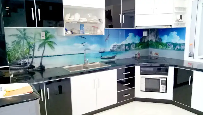 Kính màu ốp bếp in 3D làm không gian bếp thêm sinh động