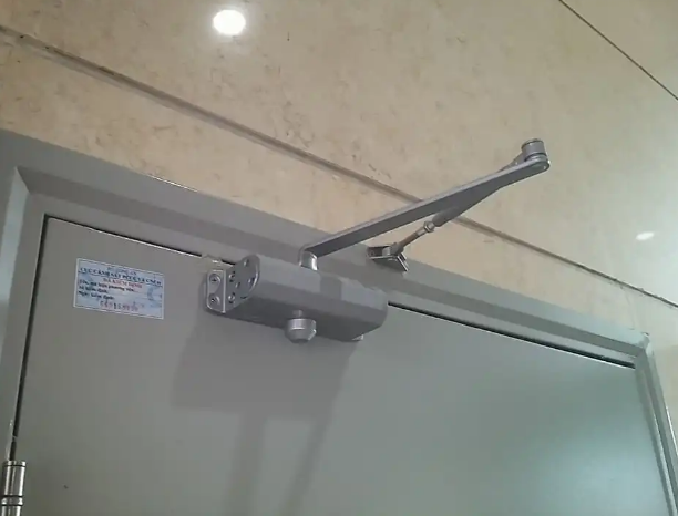 Cách lắp tay co cửa kính thủy lực nhanh nhất