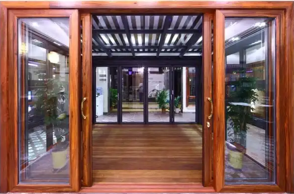 Có nên lắp đặt cửa kính cường lực khung gỗ