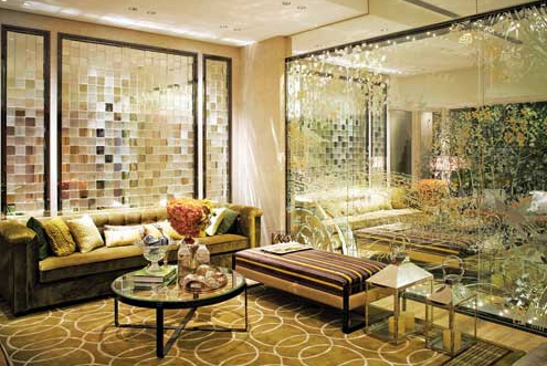 Thiết Kế Vách Kính Cường Lực Lôi Cuốn Bởi Đa Sắc Nội Thất