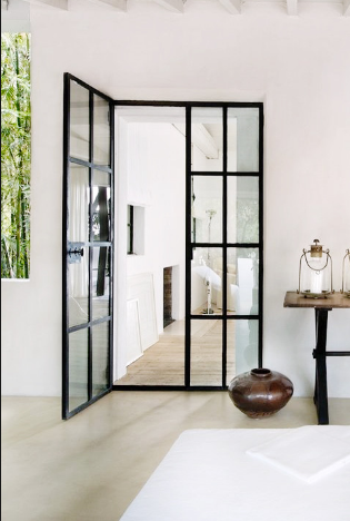 Lắp kính cường lực tăng vẻ đẹp cho ngôi nhà