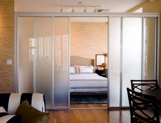 Phòng ngủ trở nên sang trọng hơn nhờ thiết kế vách kính cường lực