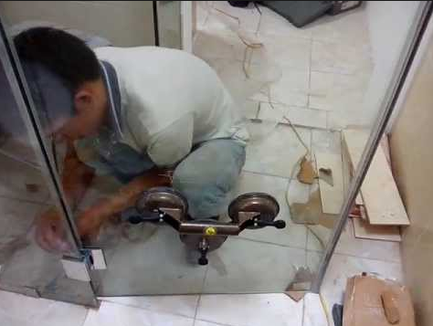 3 bước đơn gia tự sửa vách tắm kính bị xệ tại nhà