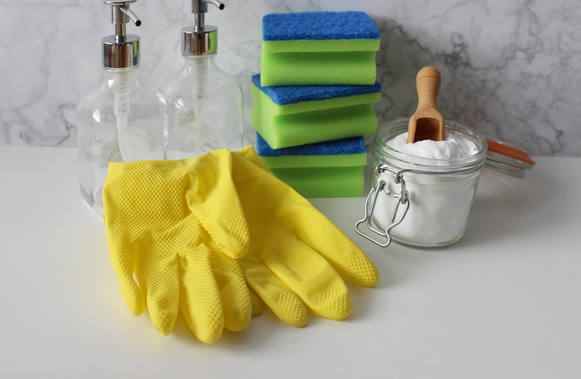 Hưỡng dẫn bạn cách tẩy xi măng dính trên kính
