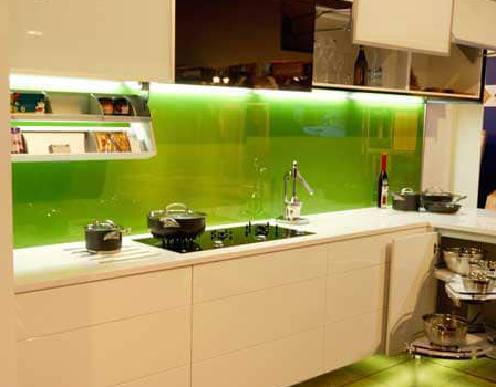 Cách chọn kính màu trang trí cho không gian bếp