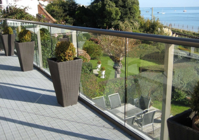 mẫu lan can kính cường lực đẹp