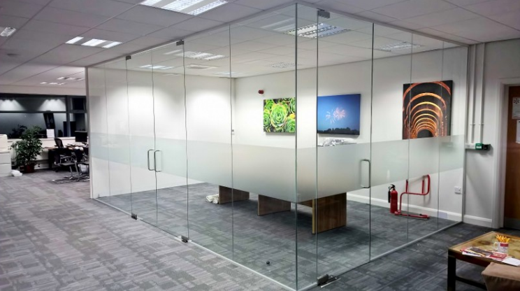 Vách kính cường lực đẹp văn phòng