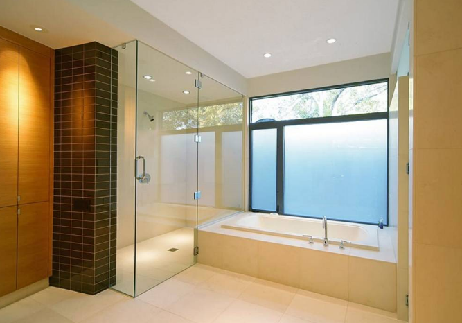 Địa chỉ bán vách tắm kính cường lực