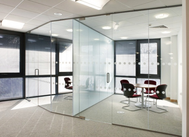 Trang-tri-nha-bang-kinh-cuong-luc