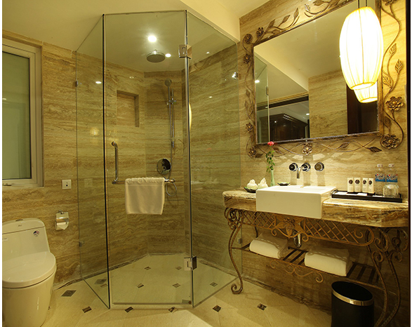 Vách Tắm Kính 135 Độ Tại Hoàn Kiếm 1