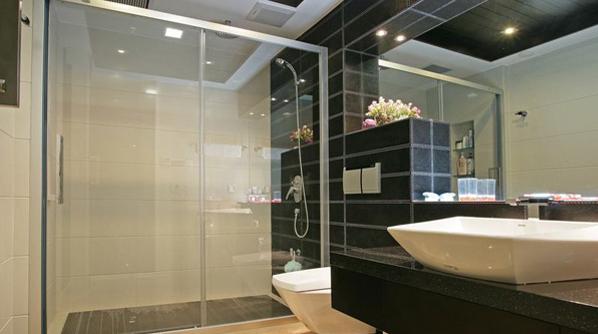 Vách tắm kính đẹp cửa lùa