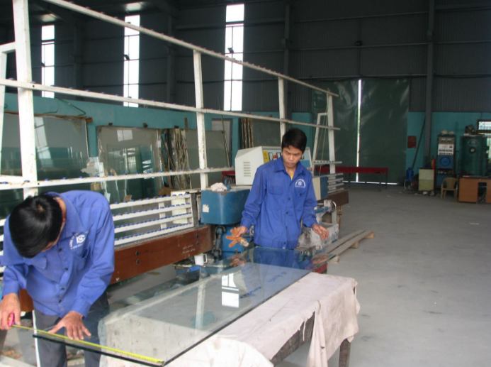 Cắt kính cường lực lấy ngay