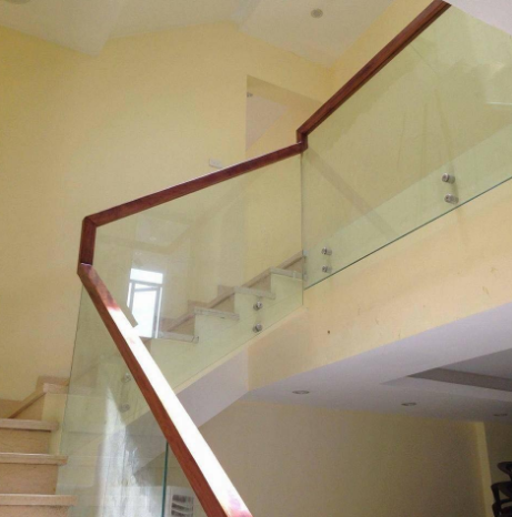 Cầu thang kính cường lực