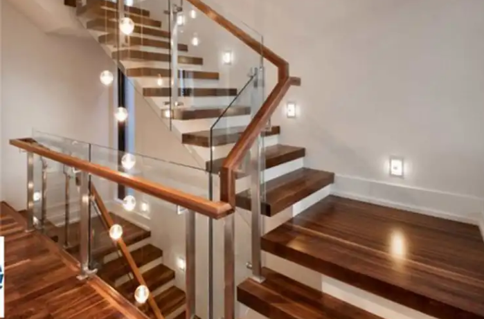 Cầu thang kính cường lưc đẹp cho nhà ống