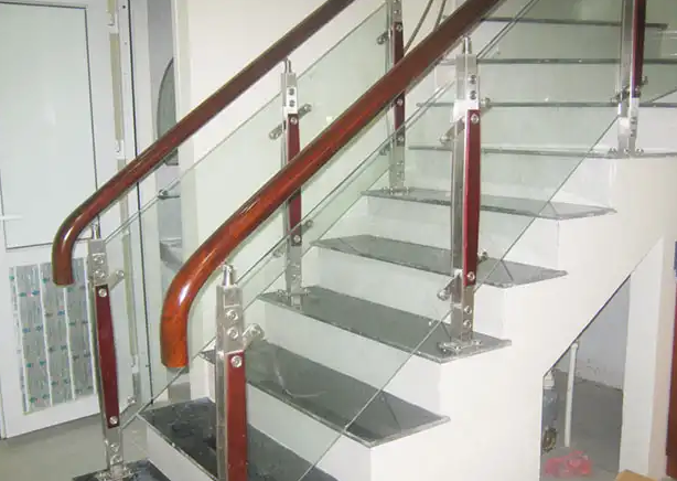 cầu thang kính cường lực tay vịn gỗ1