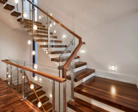 cầu thang kính cường lực tay vịn gỗ2