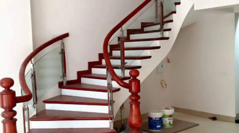 cầu thang kính cường lực tay vịn gỗ4