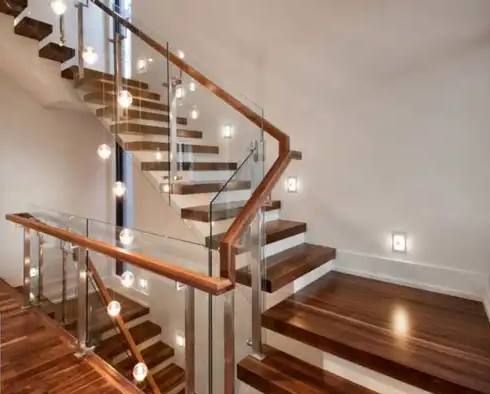 cầu thang kính phong thủy